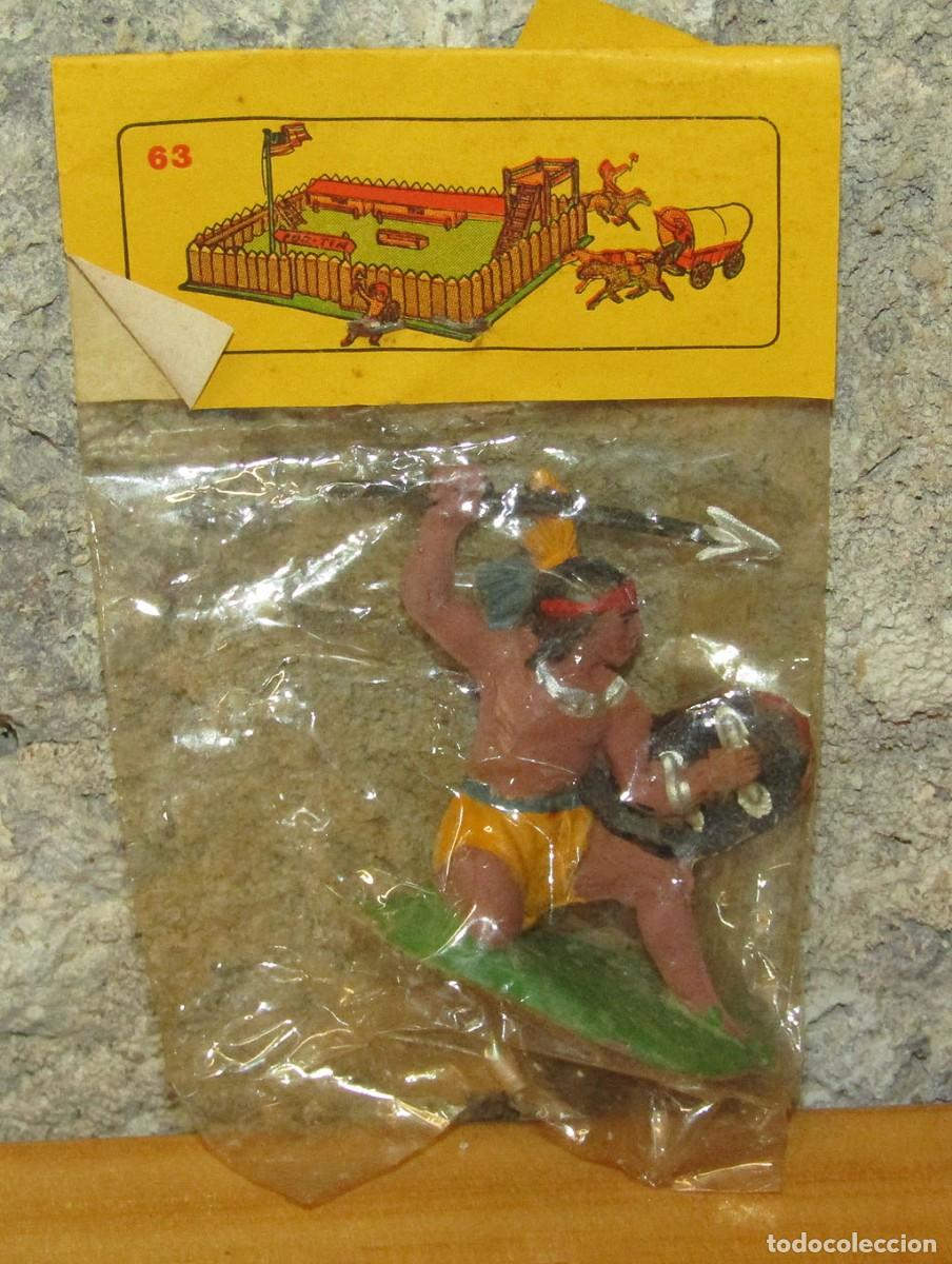 Figuras de goma y PVC: PLASTICOS PARRADO - ANTIGUA FIGURA INDIO - NUEVA Y EN SU BOLSA - AMARILLO/ROJO