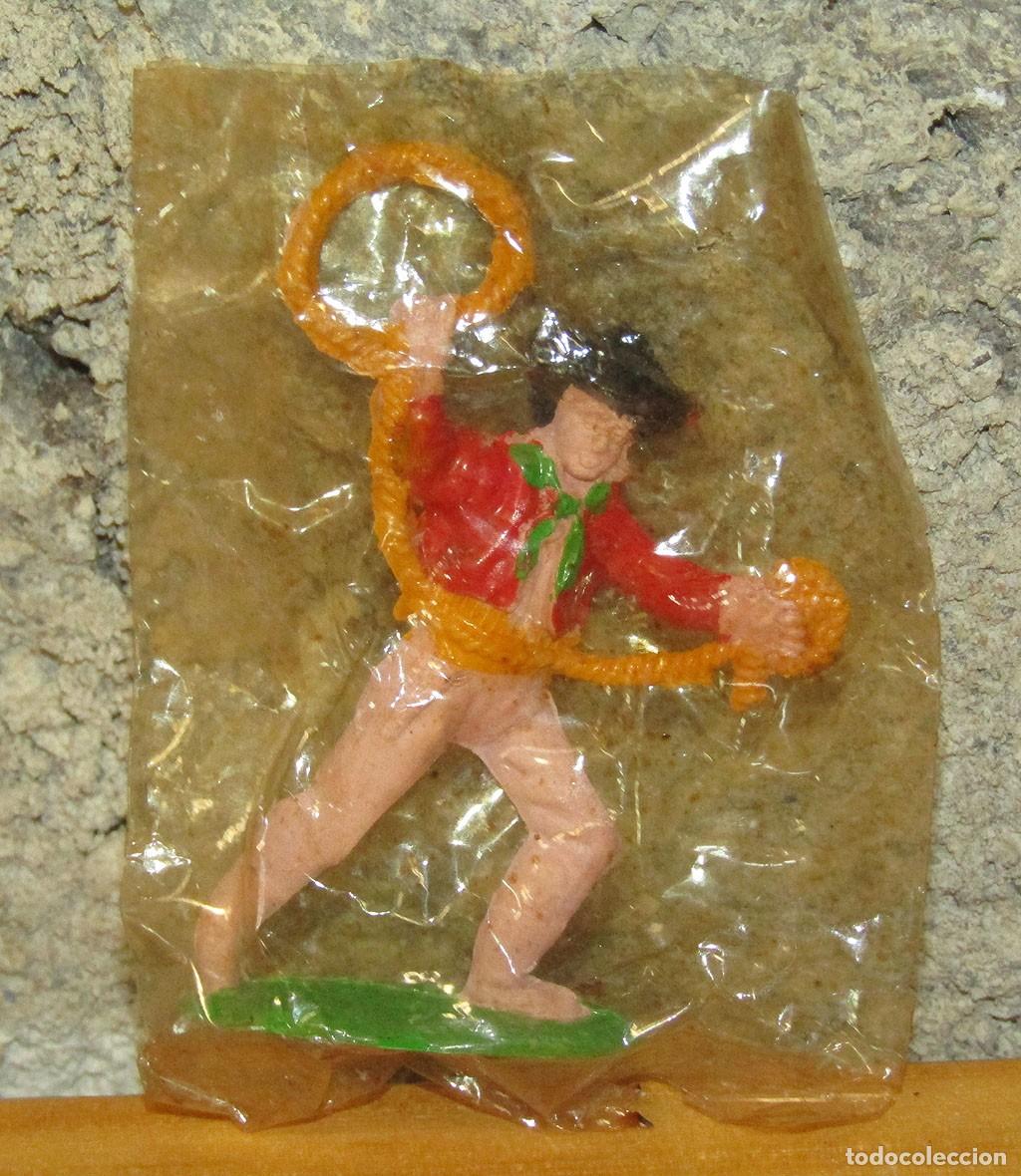 Figuras de goma y PVC: PLASTICOS PARRADO - ANTIGUA FIGURA VAQUERO COWBOY - NUEVA Y EN SU BOLSA - ROJO/VERDE