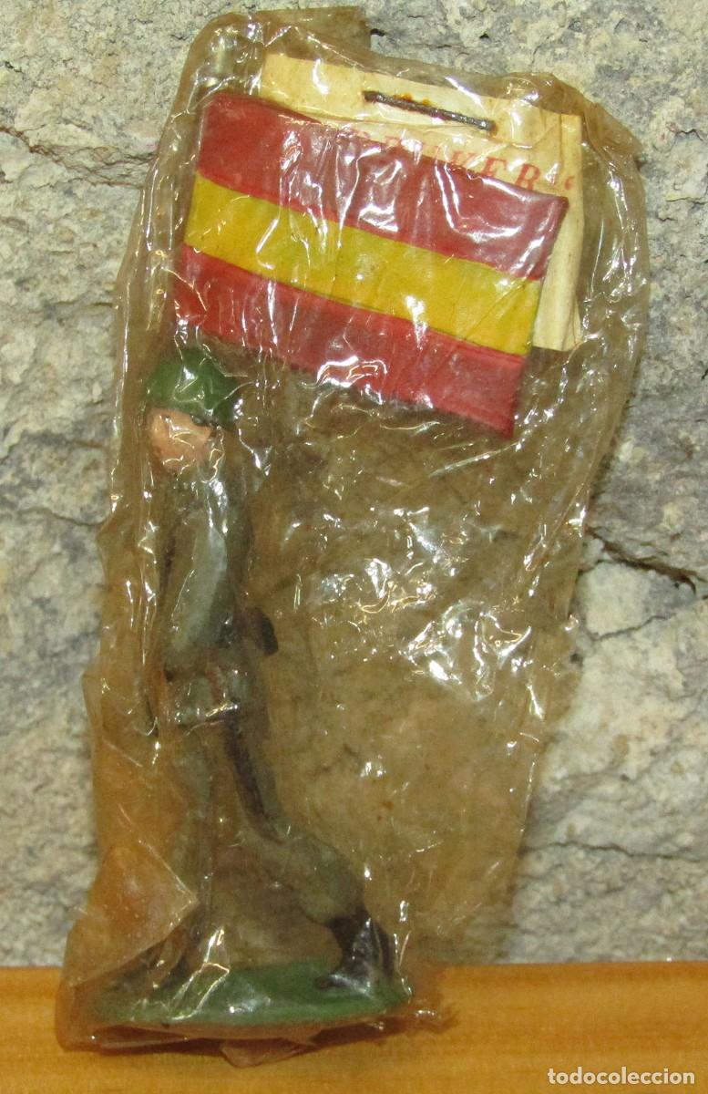 Figuras de goma y PVC: BRUVER: SOLDADO ABANDERADO ESPA&Ntilde;OL EN DESFILE. A&Ntilde;OS 50. NUEVO Y EN SU BOLSA.