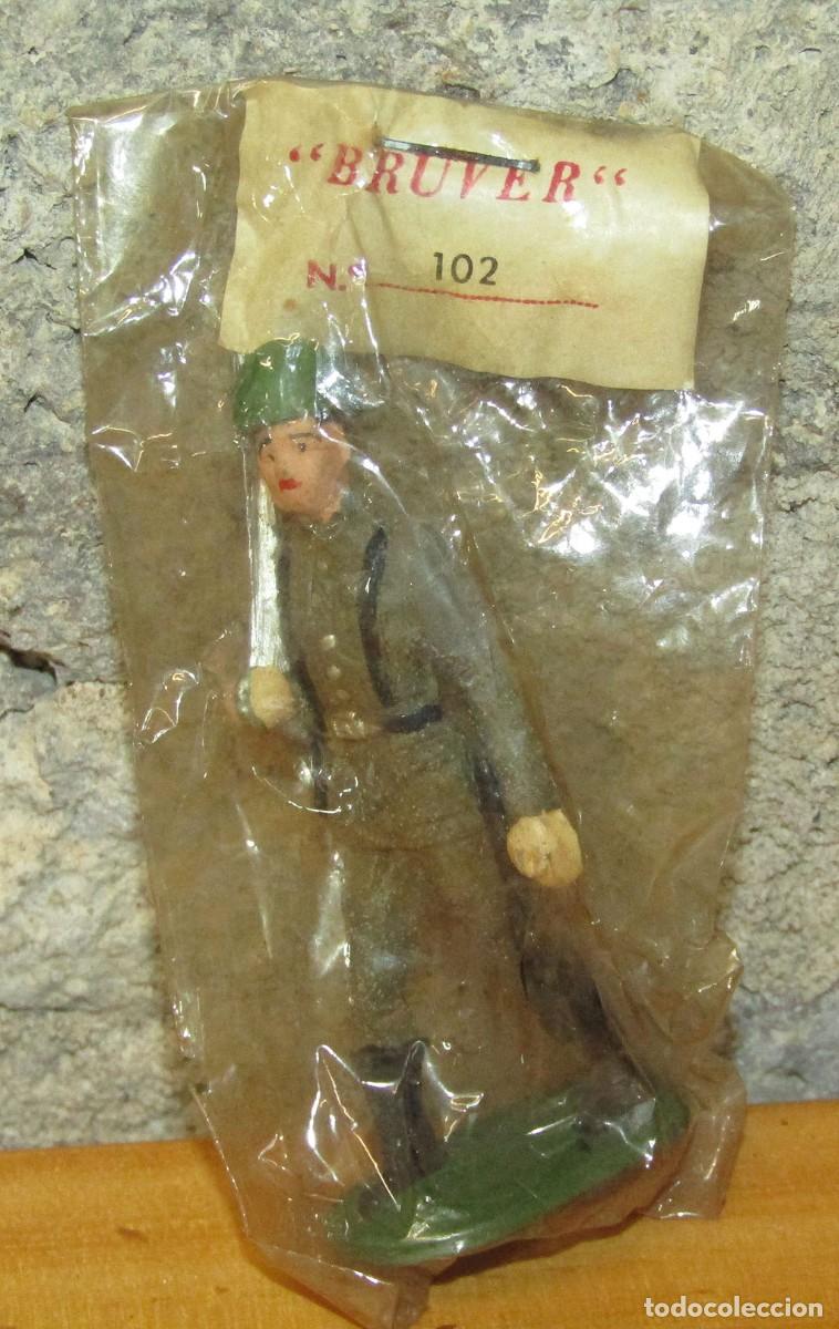 Figuras de goma y PVC: BRUVER: SOLDADO ESPA&Ntilde;OL EN DESFILE - INFANTERIA - A&Ntilde;OS 50 - NUEVO Y EN SU BOLSA.