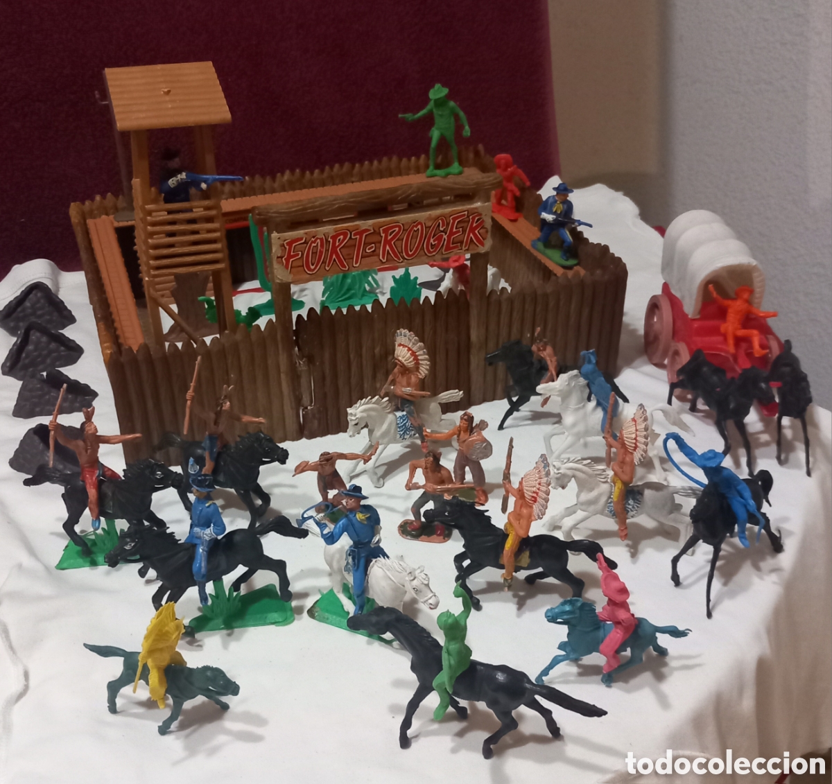 Figuras de goma y PVC: FUERTE ROGER de JECSAN(con 20 FIGURAS JECSAN)+20 FIGURAS ANTIGUAS+ACCESORIOS