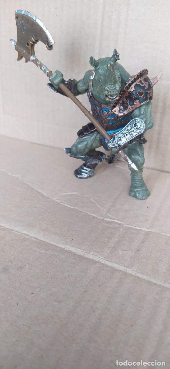 Figuras de goma y PVC: RINOCERONTE GUERRERO DE PAPO FIGURA DE PVC