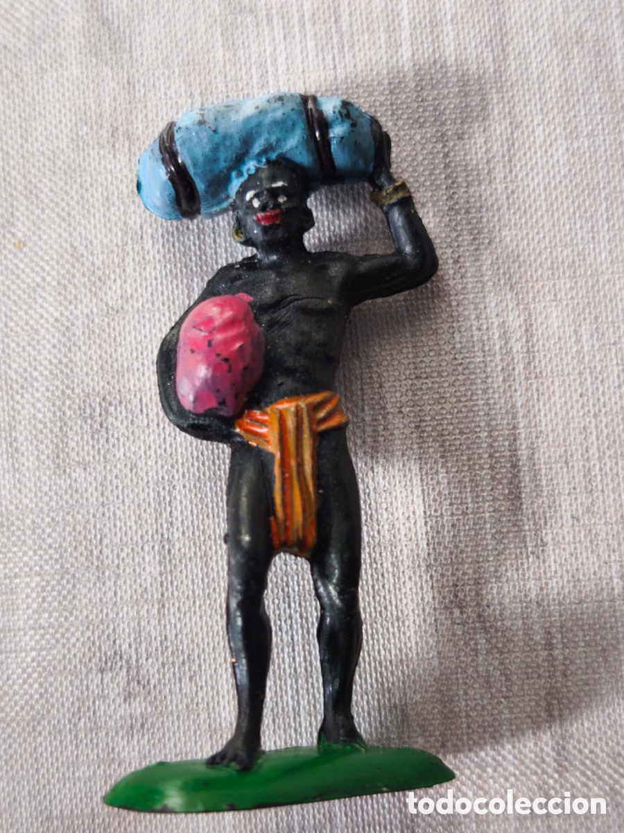 Figuras de goma y PVC: Antigua figura de goma Reamsa / Pech Hnos &ndash; Porteador africano con fardo azul y vasija (A&ntilde;os 50/60)