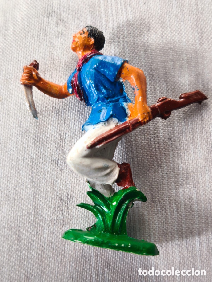 Figuras de goma y PVC: Antigua figura de goma Pech Hnos &ndash; Guerrillero / Trampero con rifle y cuchillo (A&ntilde;os 50)