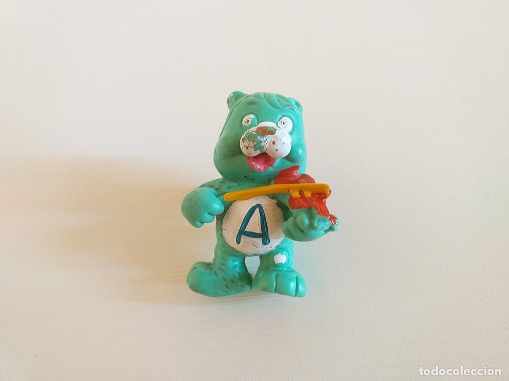 Figuras de goma y PVC: Mu&ntilde;eco figura de goma oso amoroso angeloso verde con violin