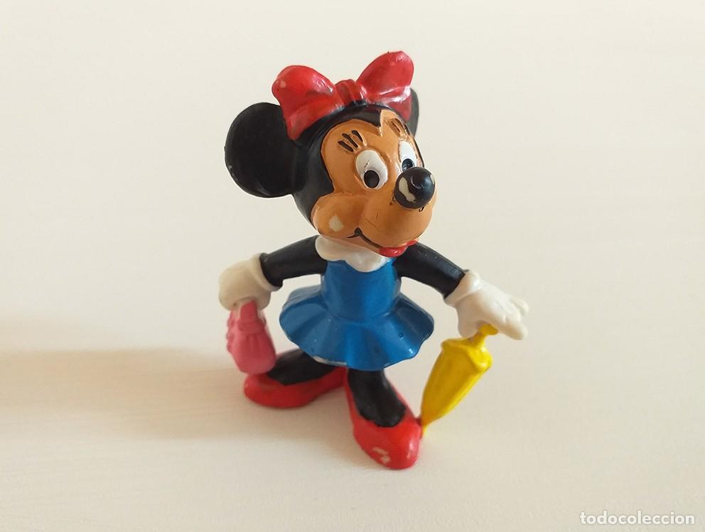 Figuras de goma y PVC: Mu&ntilde;eco figura de goma de Minnie Mouse con paraguas, Disney
