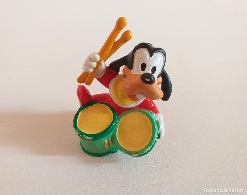 Figuras de goma y PVC: Mu&ntilde;eco figura de goma de Baby Goofy tocando la bater&iacute;a, Disney
