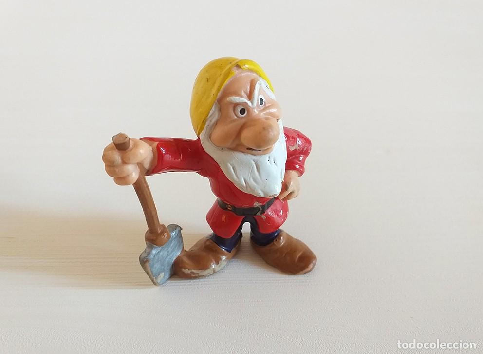 Figuras de goma y PVC: Mu&ntilde;eco figura de goma Enanito de Blancanieves con pala, Disney