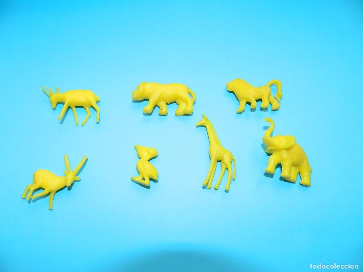 Figuras de goma y PVC: FIGURAS DUNKIN MONOCROMATICAS AMARILLAS