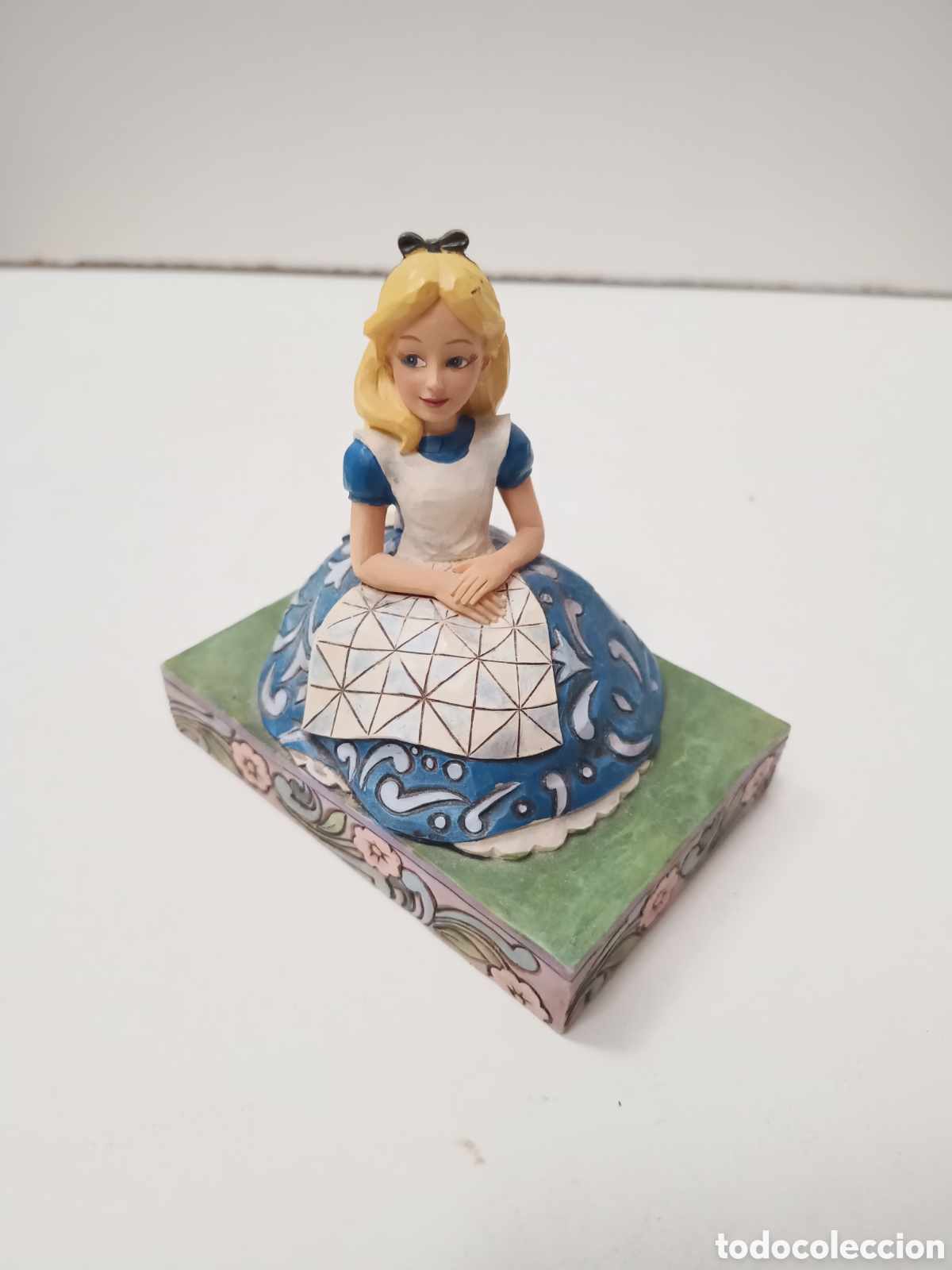 Figure di Gomma e PVC: FIGURA DE ALICIA EN EL PA&Iacute;S DE LAS MARAVILLAS ESPERANDO UNA AVENTURA - DISNEY TRADITIONS