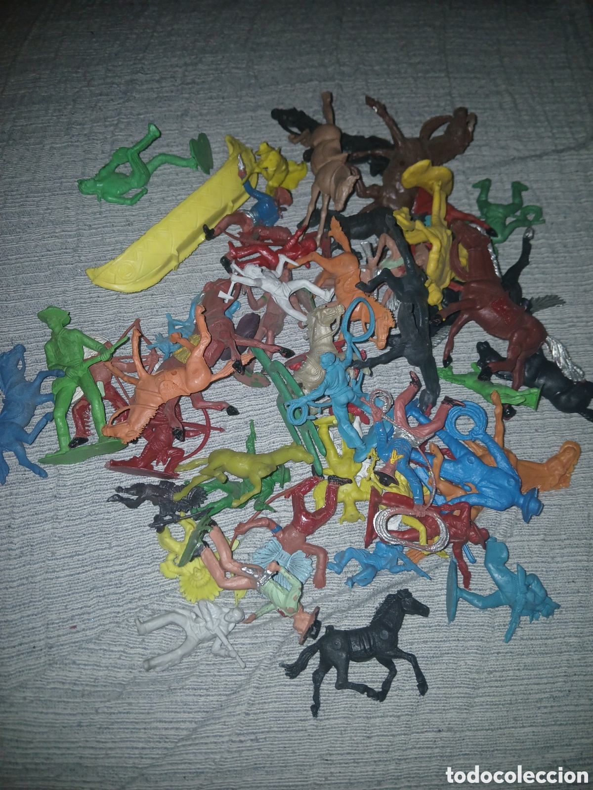 Figuras de goma y PVC: GRAN LOTE PVC INDIOS Y BAQUEROS.