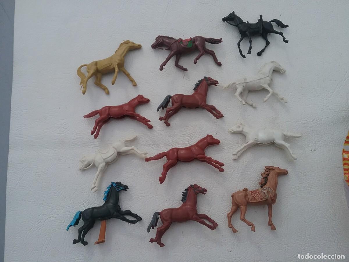 Figuras de goma y PVC: LOTE DE DOCE CABALLOS DE INDIOS Y VAQUEROS