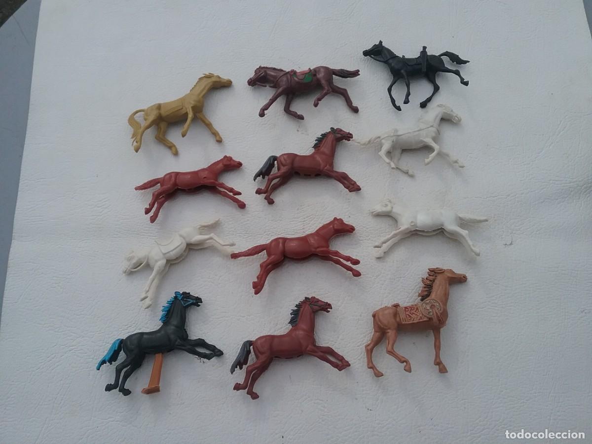Figuras de goma y PVC: LOTE DE DOCE CABALLOS DE INDIOS Y VAQUEROS - Foto 2