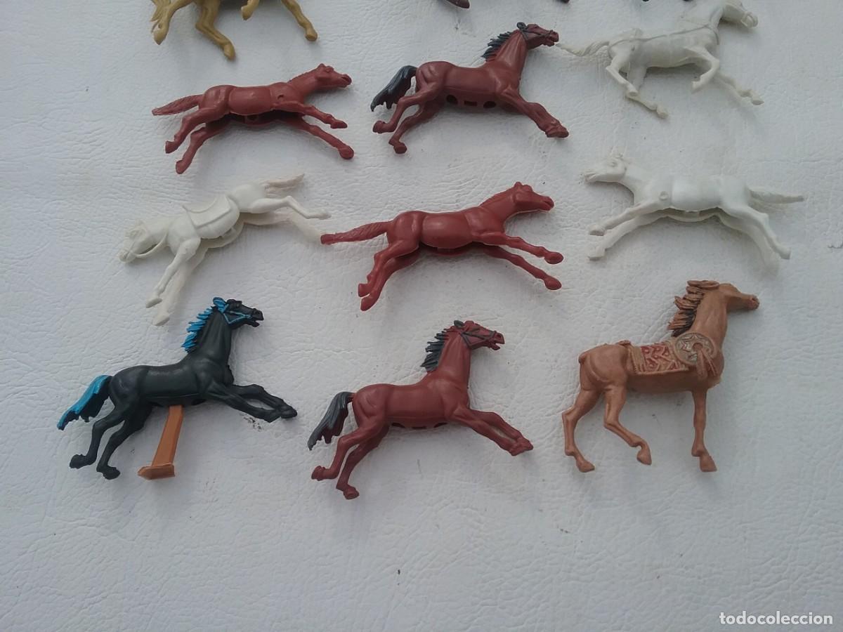 Figuras de goma y PVC: LOTE DE DOCE CABALLOS DE INDIOS Y VAQUEROS - Foto 3