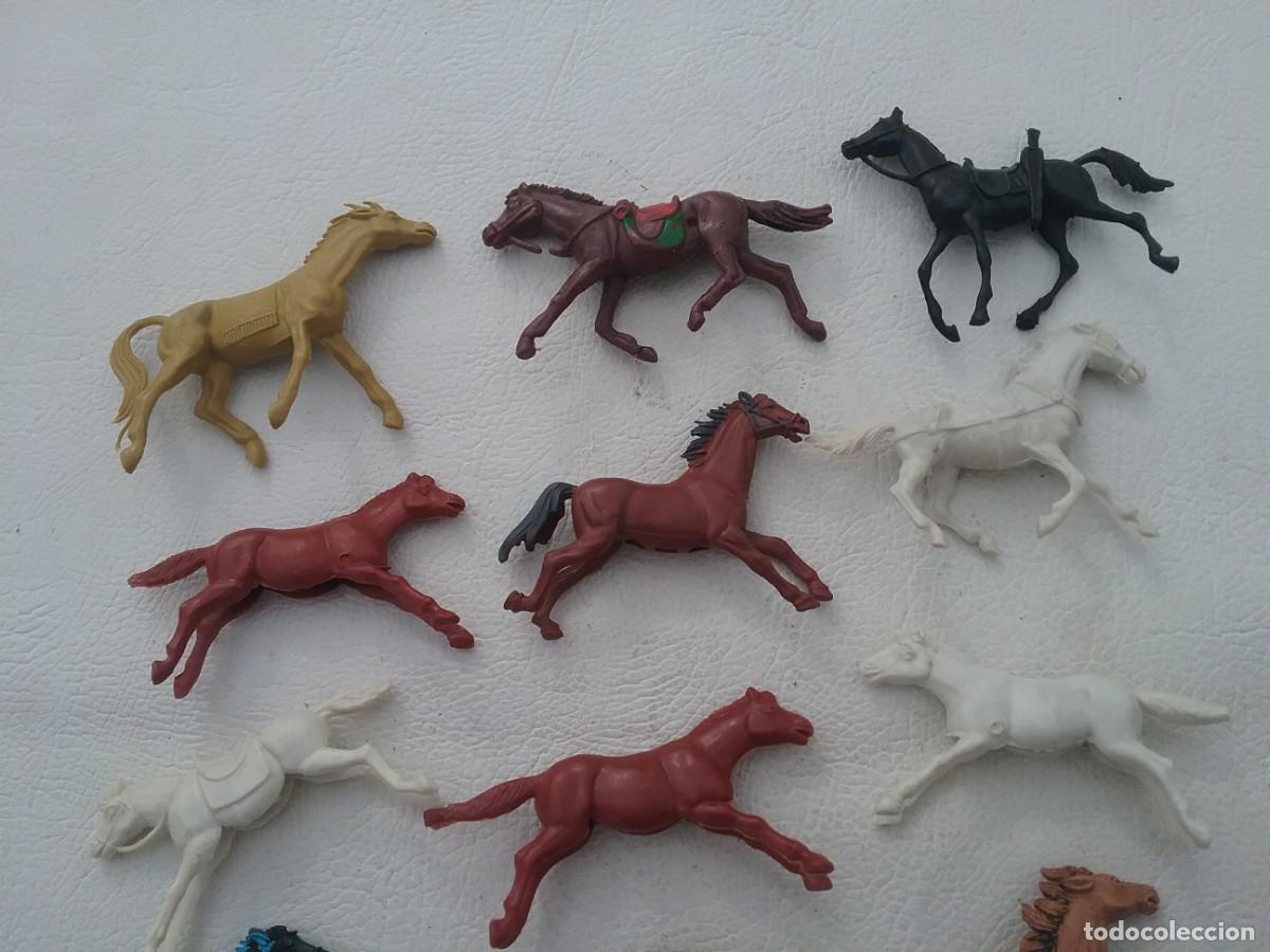 Figuras de goma y PVC: LOTE DE DOCE CABALLOS DE INDIOS Y VAQUEROS - Foto 4