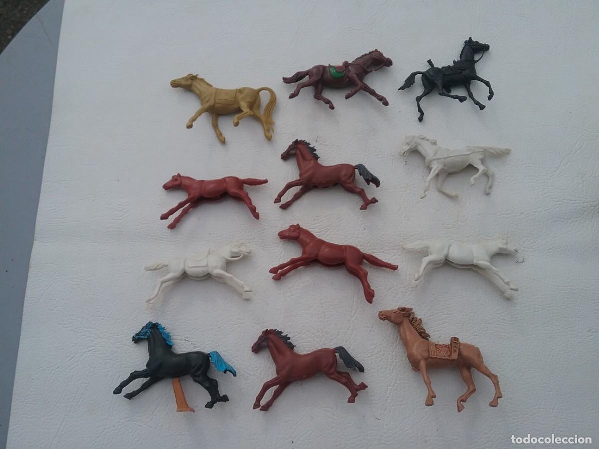 Figuras de goma y PVC: LOTE DE DOCE CABALLOS DE INDIOS Y VAQUEROS - Foto 5