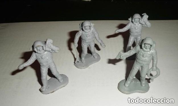 Figuras de goma y PVC: 4 ASTRONAUTAS PLASTICO - 5,5 cm altura