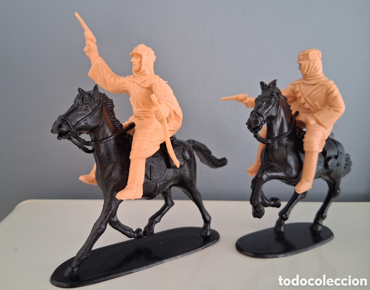 Figuras de goma y PVC: Lawrence de Arabia y pr&iacute;ncipe Faysal, de Reamsa, beduinos del desierto.