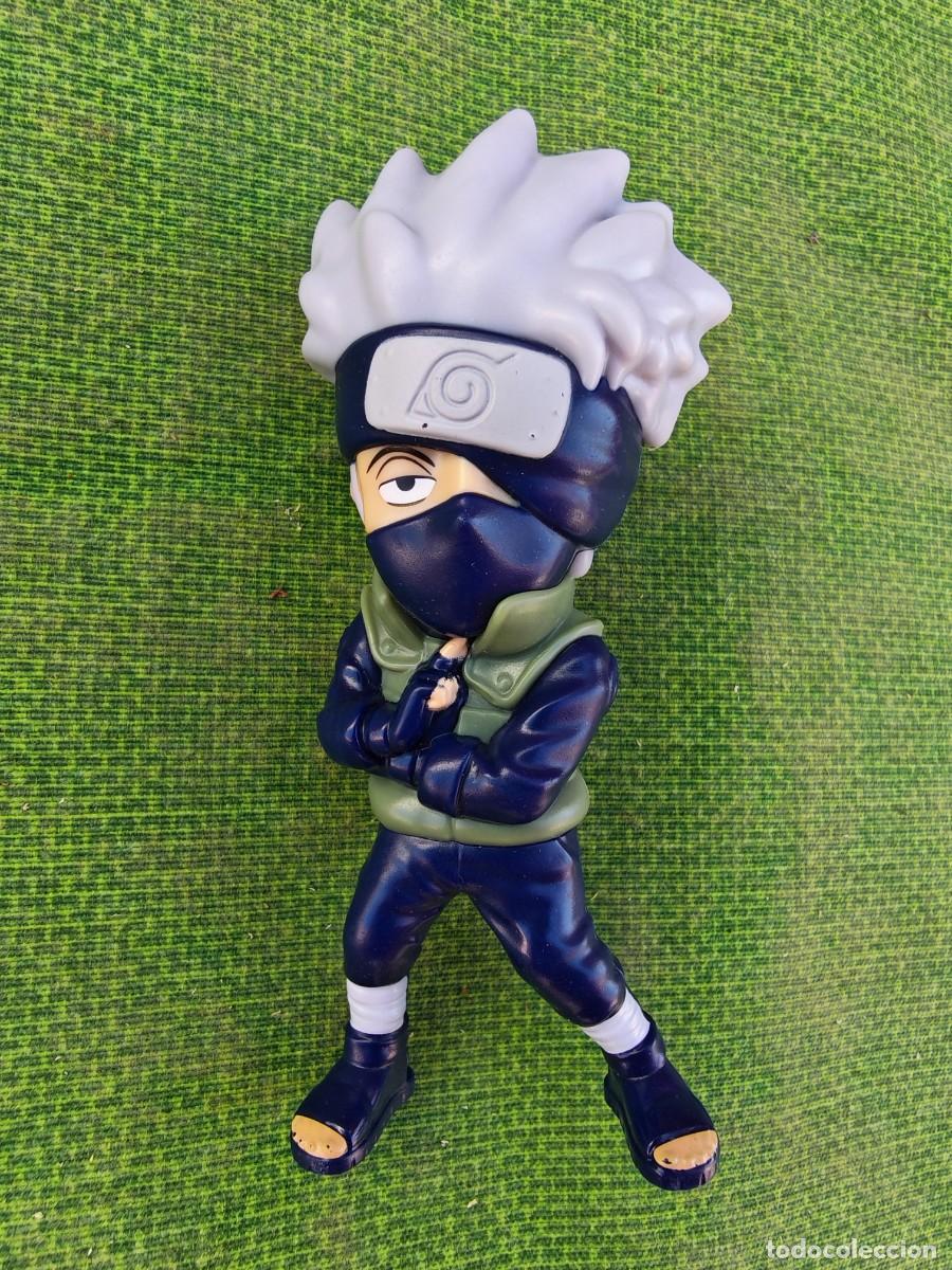 La figura representa a Kakashi Hatake, de la serie de animación *Naruto*