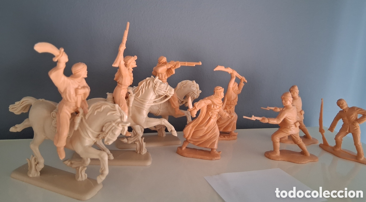 Figuras de goma y PVC: Beduinos y soldados turcos, serie Lawrence de Arabia, reedici&oacute;n monocolor, (caballos Italeri)