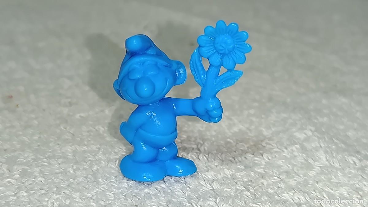 Figuras de goma y PVC: DUNKIN PHOSKITOS : ANTIGUA FIGURA DE LOS PITUFOS THE SMURFS PITUFO CON FLOR PEYO A&Ntilde;OS 80