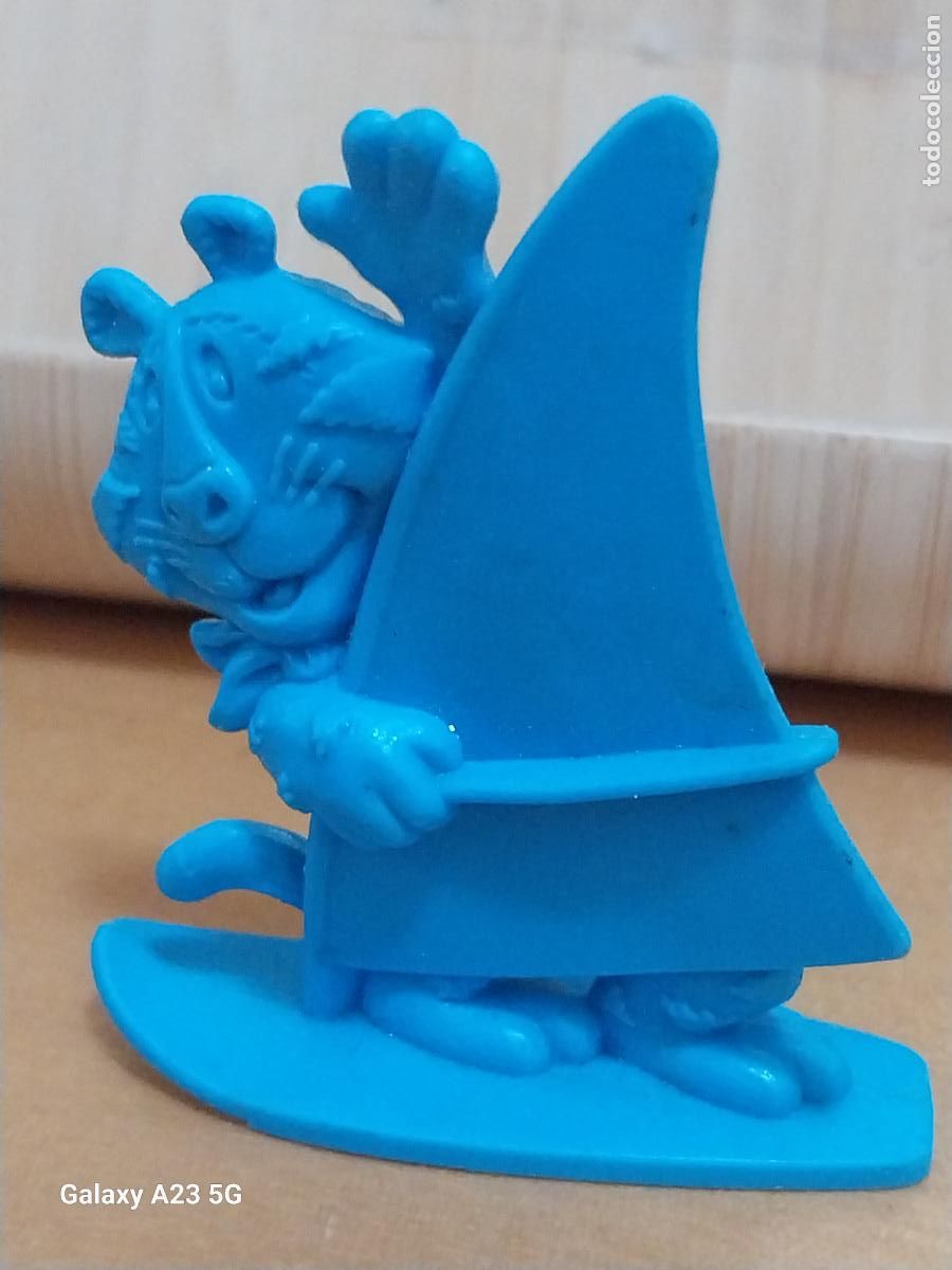 Figuras de goma y PVC: KELLOG&acute;S CEREALES FROSTIES PL&Aacute;STICO AZUL A&Ntilde;OS 90 FIGURA TONY TIGER WINDSURF VELA 5.5 CMS ALTO JUGADO