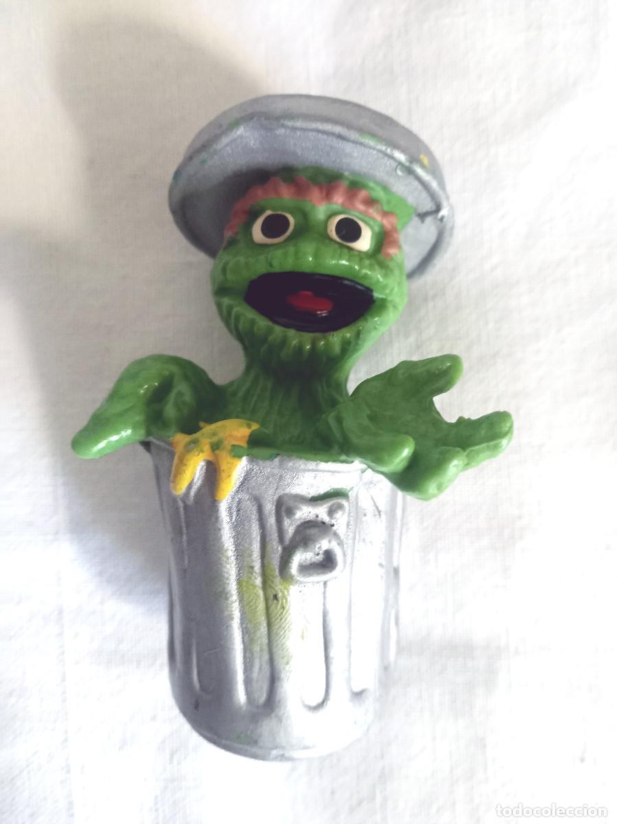 Figuras de goma y PVC: BARRIO S&Eacute;SAMO OSCAR EL GRU&Ntilde;&Oacute;N (OSCAR THE GROUCH) EN SU CUBO DE BASURA BULLYLAND FIGURA COLECCIONISMO
