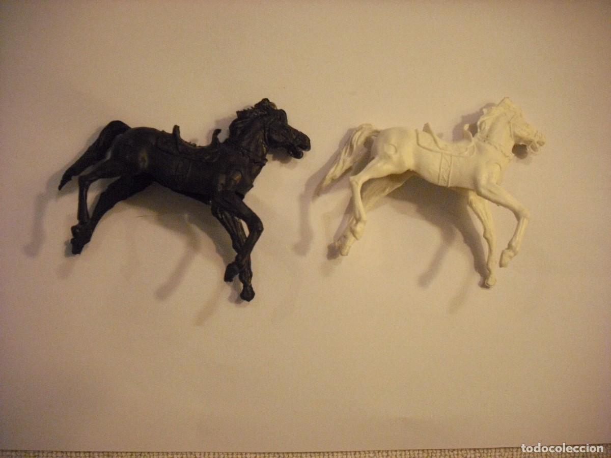 Figuras de goma y PVC: LOTE DE 2 CABALLOS DEL OESTE, DE PLASTICO - Foto 1