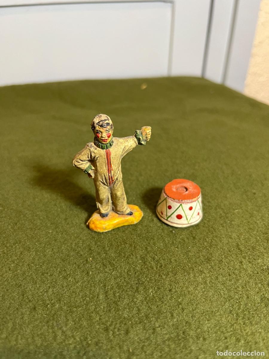 Figuras de goma y PVC: Antiguo payaso de circo JECSAN con aro &ndash; Figura de barro pintada a mano &ndash; Juguete espa&ntilde;ol vintage