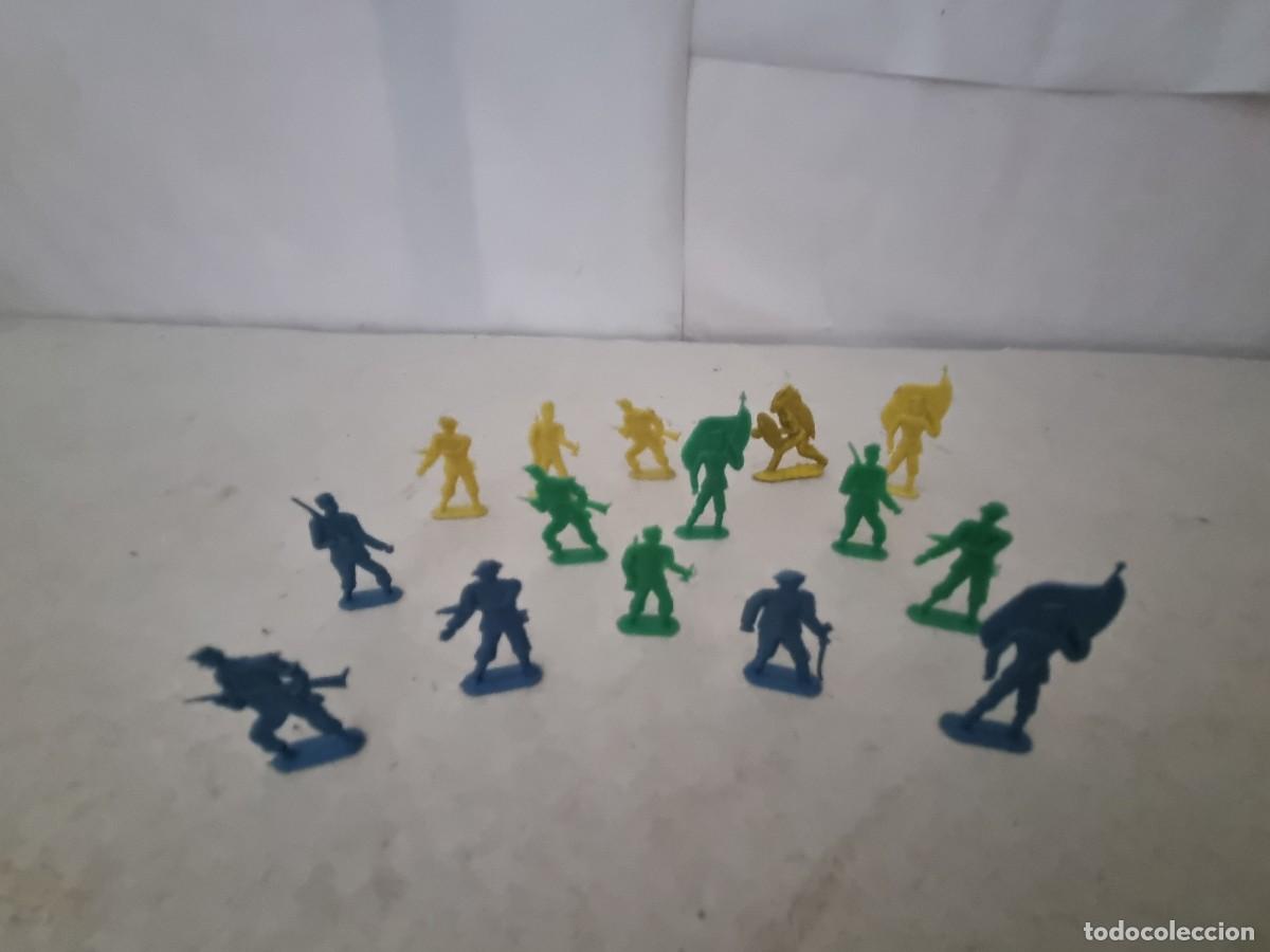 Figuras de goma y PVC: Lote de 15 figuras de soldados piperos
