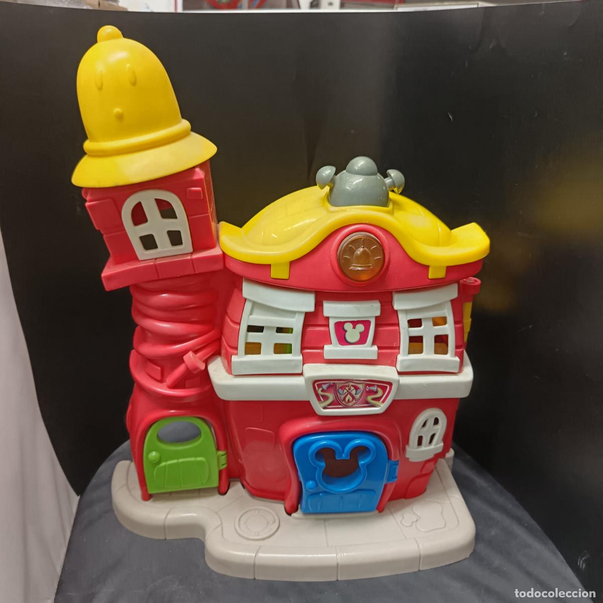 Figuras de goma y PVC: Estaci&oacute;n de Bomberos de Mickey Mouse. Casa, Edificio. Fisher-Price 2013. 40x40x25 cent&iacute;metros.