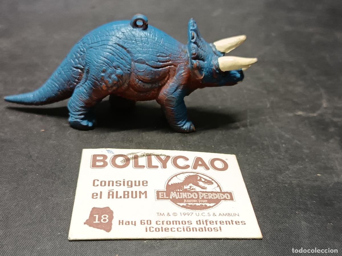 Figuras de goma y PVC: Triceratops de JURASSIC PARK y cromo Hologr&aacute;fico de BollyCao 1993.
