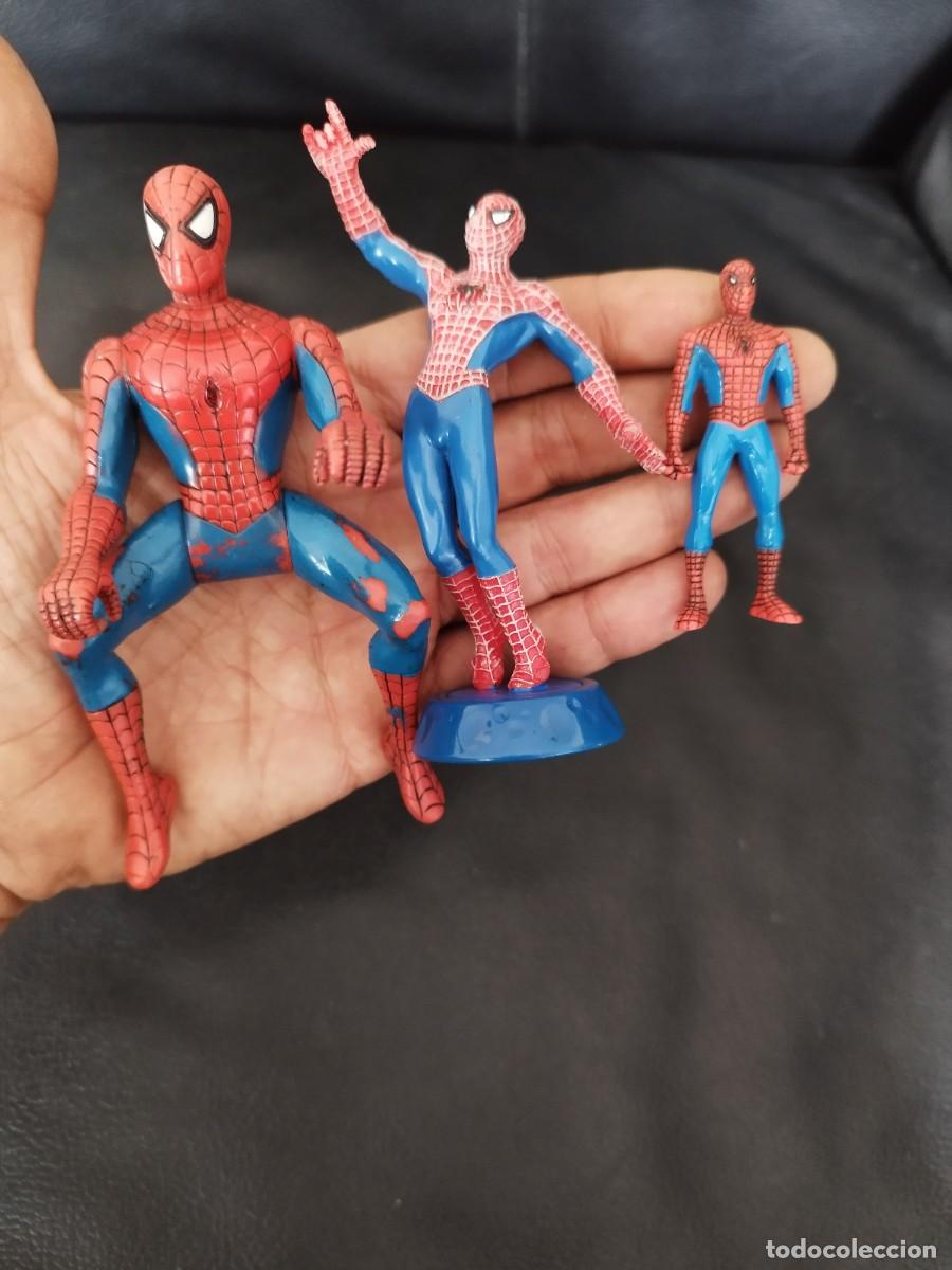 Figuras de goma y PVC: Tres figuras, mu&ntilde;ecos de Spiderman. Uno sentada otro un tap&oacute;n y uno peque&ntilde;o.