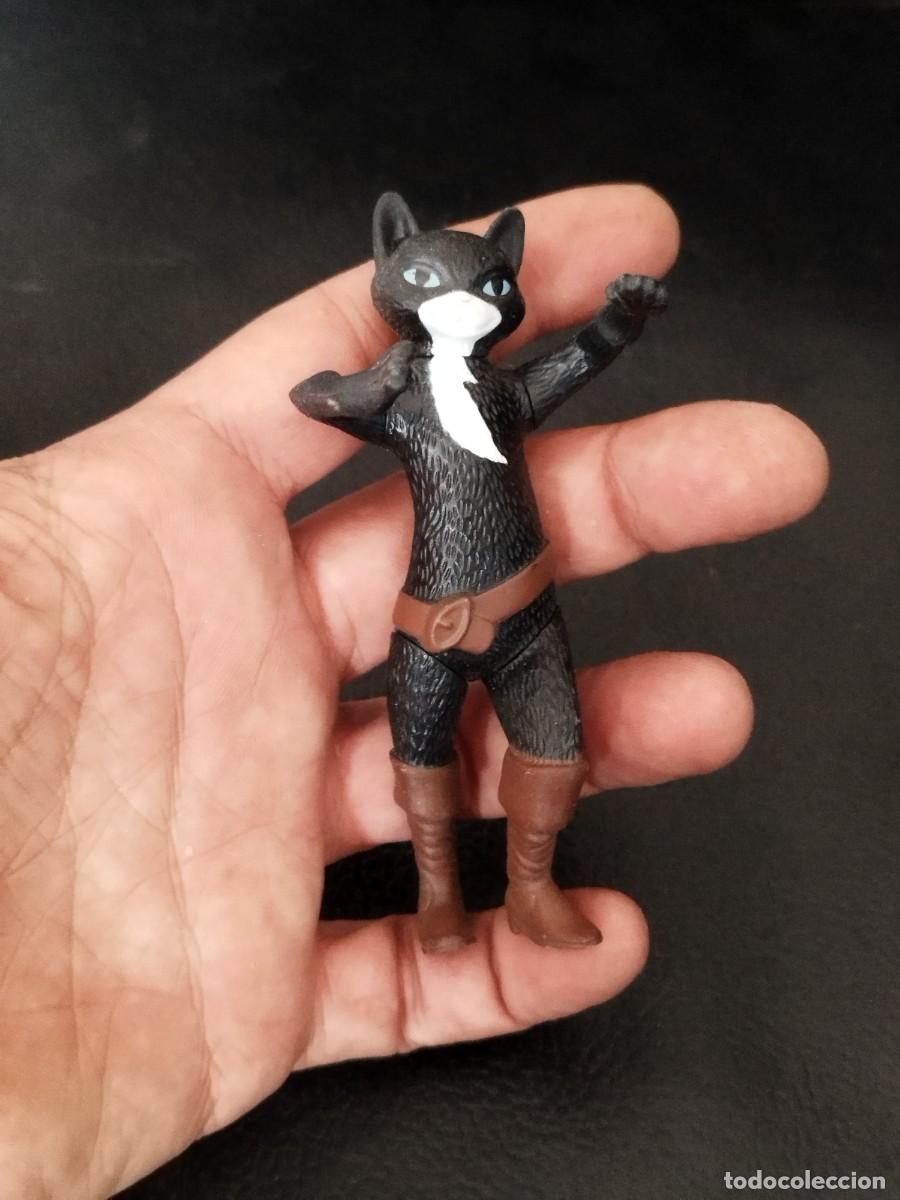 Figuras de goma y PVC: Figura de Kitty Patitas Suaves (Kitty Softpaws). El gato con botas DreamWorks, McDonald's.