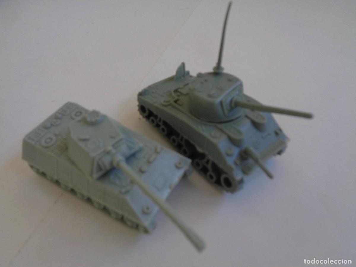 Figuras de goma y PVC: LOTE DE 2 TANQUES , CARROS BLINDADOS , DE PLASTICO DE MONTAPLEX