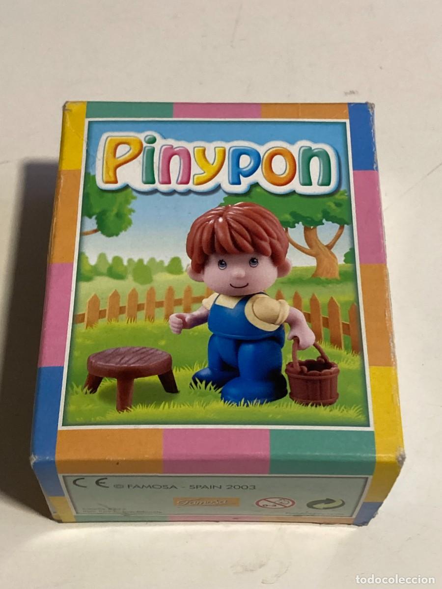 Figuras de goma y PVC: Granjero Pinypon orde&ntilde;ador con su banco y su caldero en su caja original
