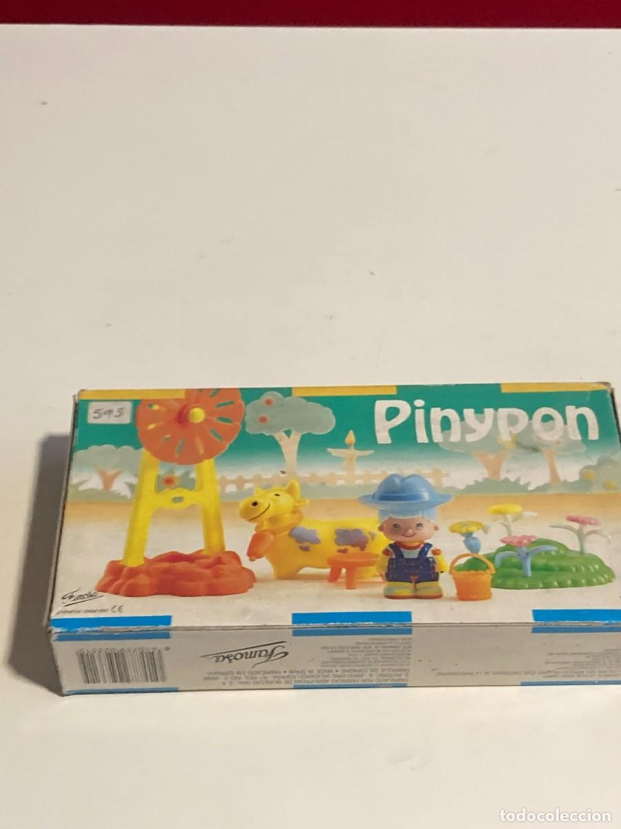 Figuras de goma y PVC: Pinypon granjero con molino de viento , vaca, flores y banco y caldero en su caja.