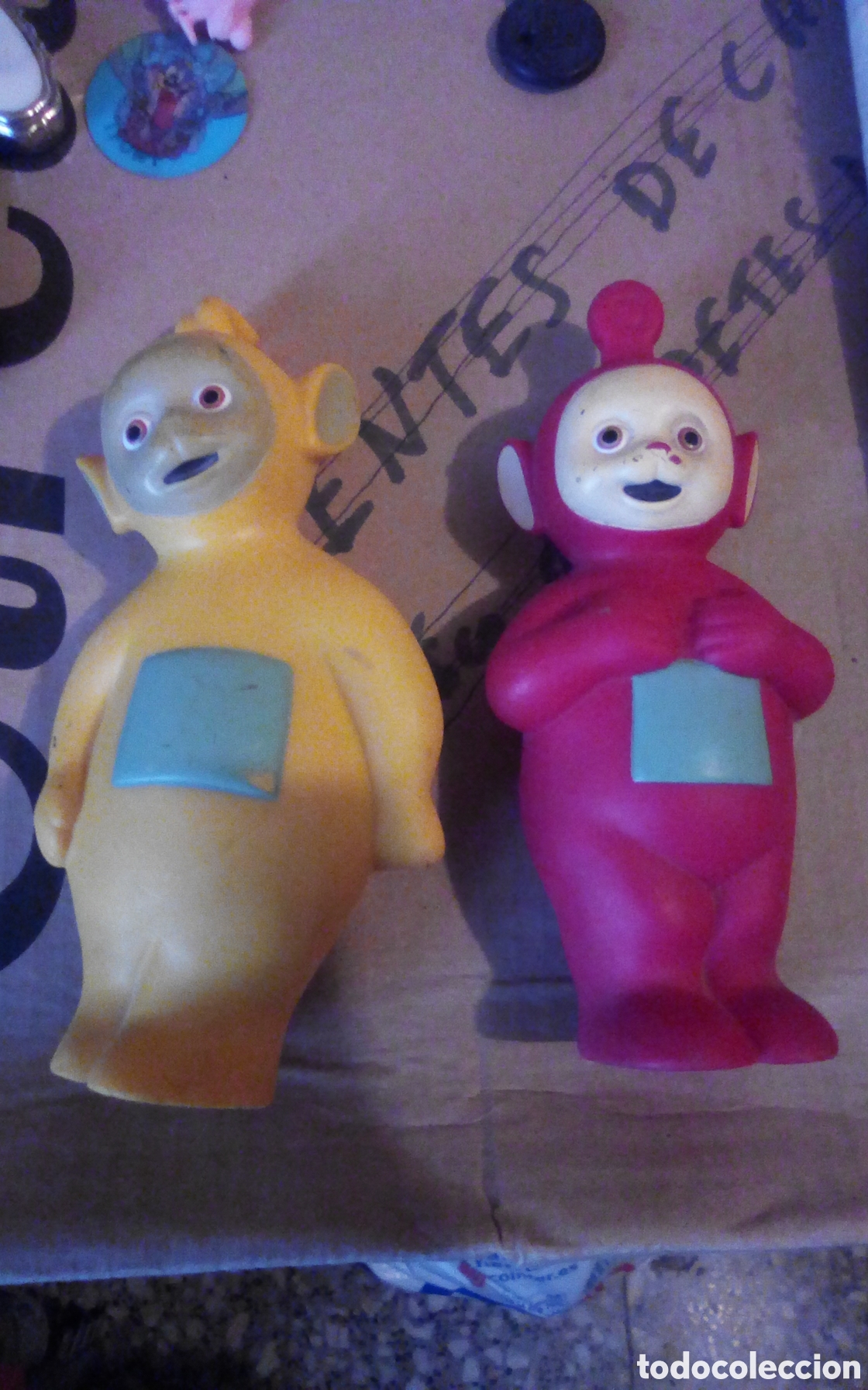 Figuras de goma y PVC: 2 Teletubbies, Laa-Laa, amarillo y Po, rojo. Pl&aacute;stico blando, miden 17 cm. y 16,5 cm.