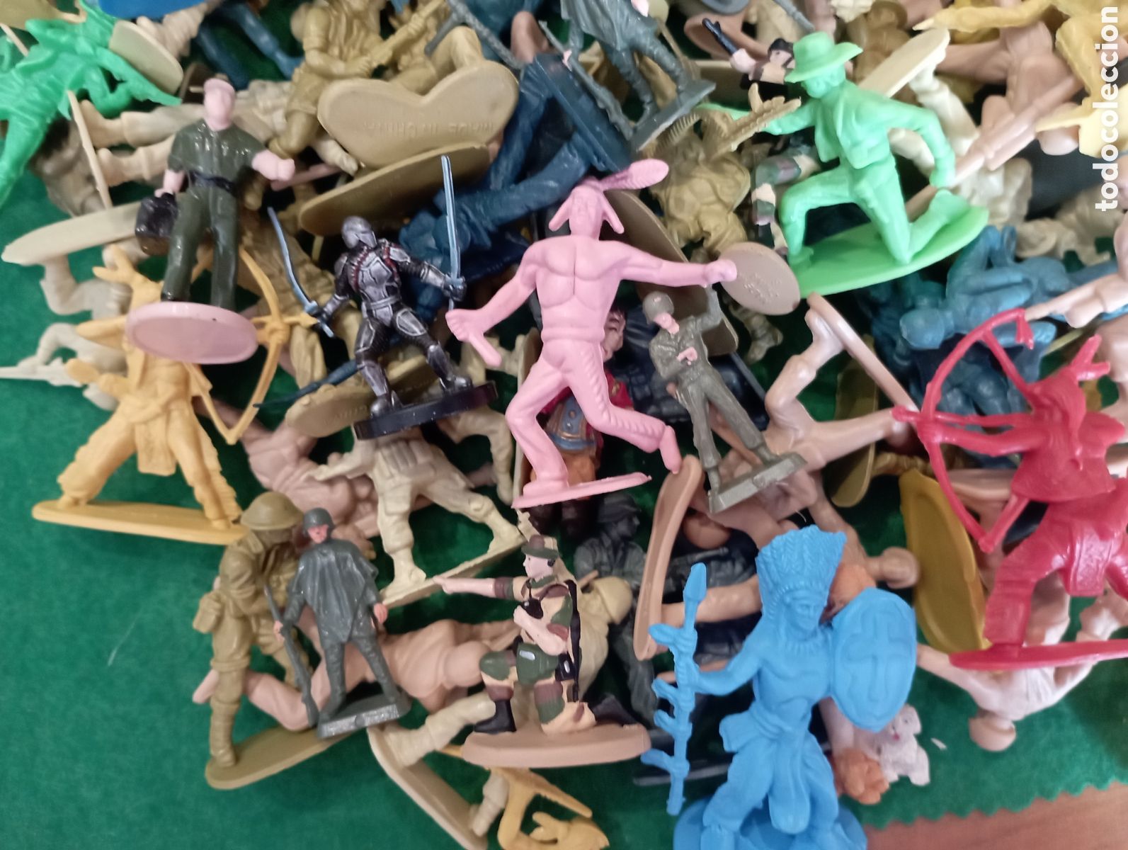 Figuras de goma y PVC: Lote de 120 figuras de pl&aacute;stico de indios, vaqueros, soldados,