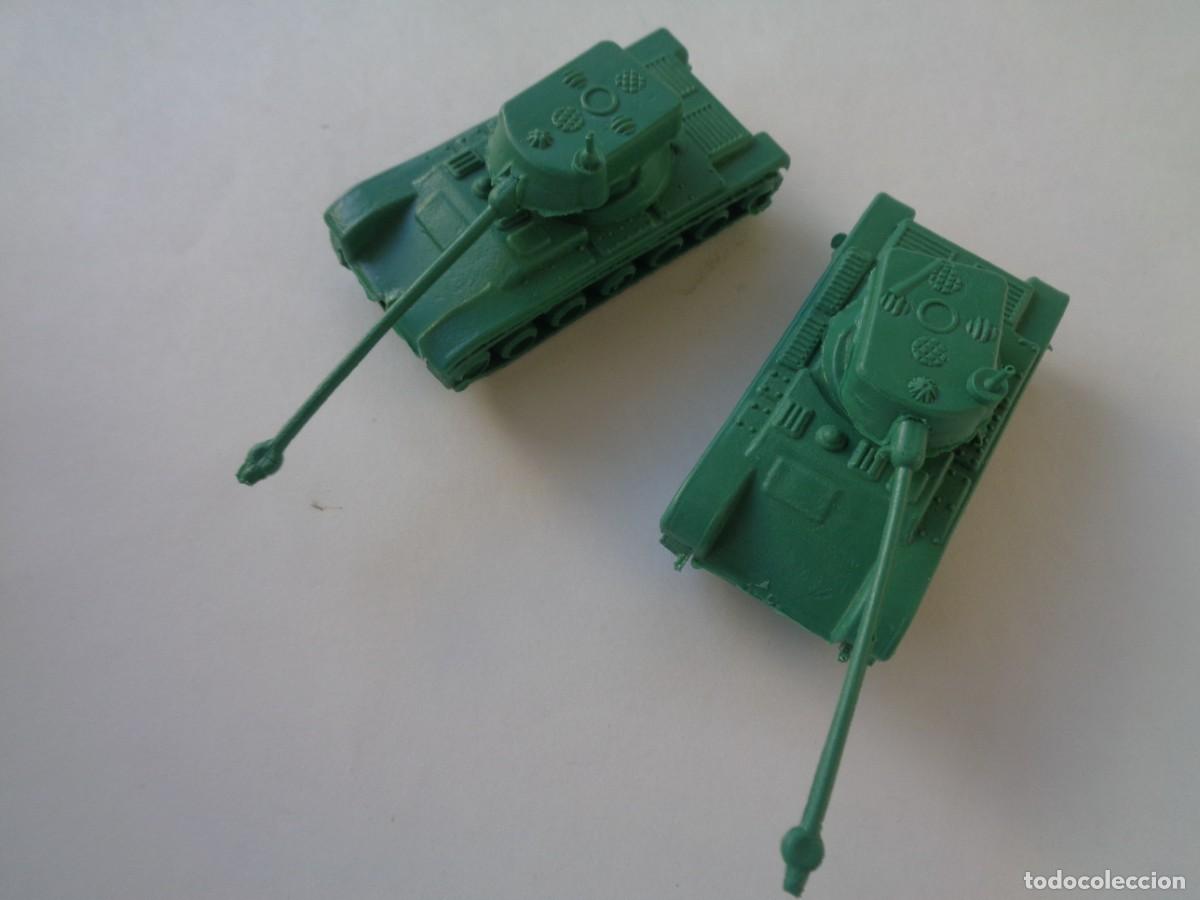 Figuras de goma y PVC: LOTE DE 2 ANTIGUOS TANQUES , CARROS BLINDADOS , DE PLASTICO DE MONTAPLEX