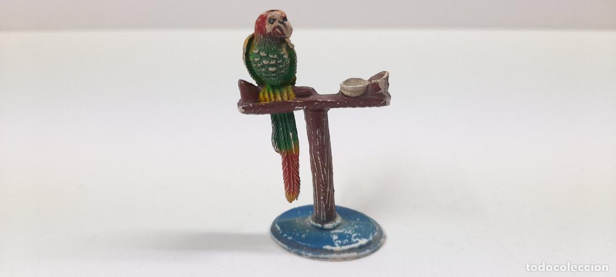 Figuras de goma y PVC: LORO SOBRE BARRA . REALIZADO POR PECH . ORIGINAL A&Ntilde;OS 50 EN GOMA