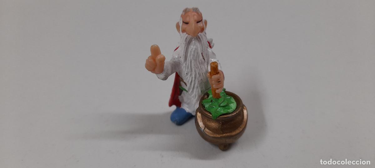 Figuras de goma Kinder: DRUIDA PANORAMIX CON LA MARMITA . SERIE ASTERIX Y OBELIX . FIGURA PROMOCIONAL KINDER . ALTURA 3,9 CM