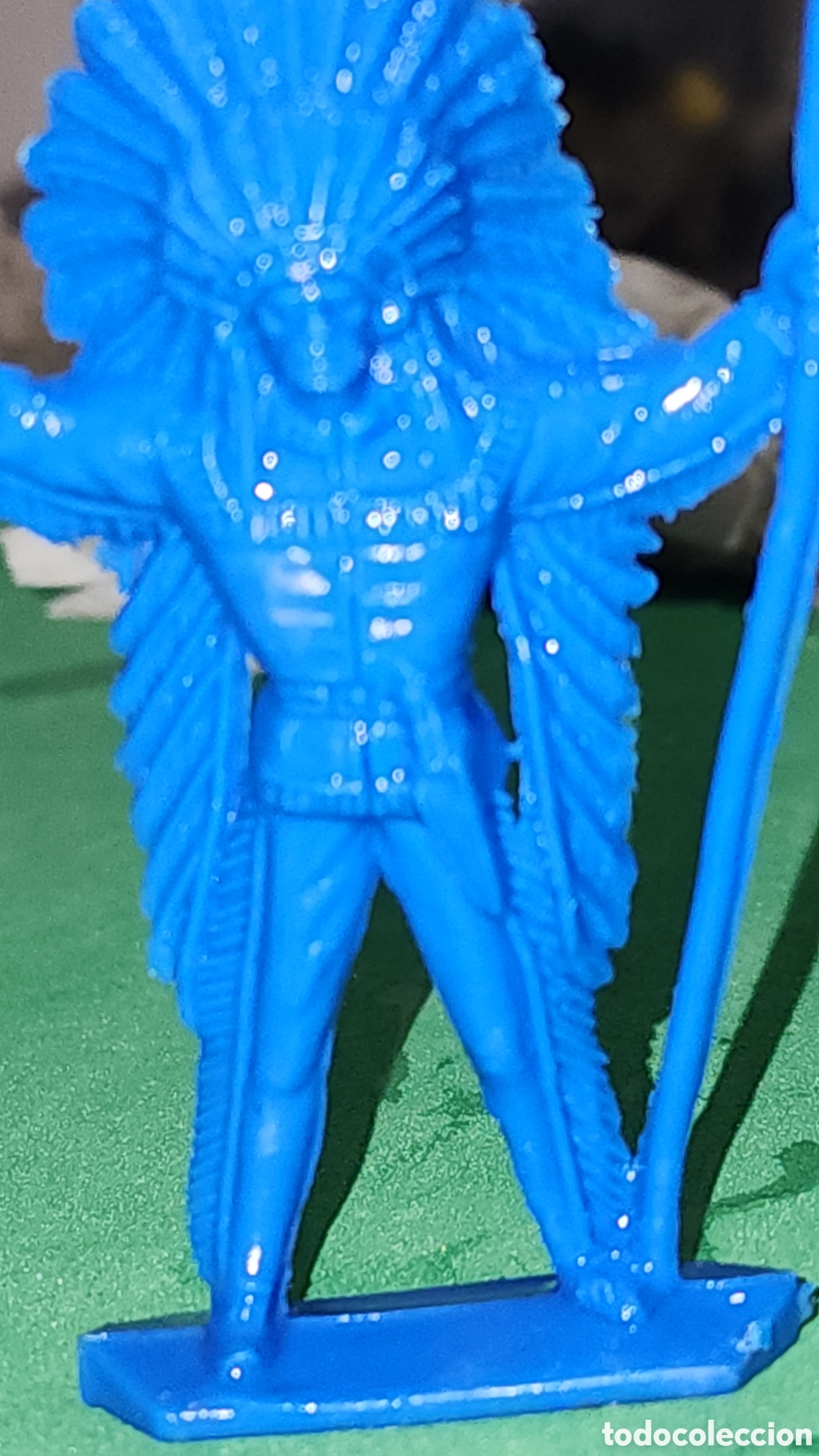 Figuras de goma y PVC: Gran Figura Indio de Pl&aacute;stico Vintage 10 cm - Jefe con Penacho y Lanza - Far West (Azul Monocromo)