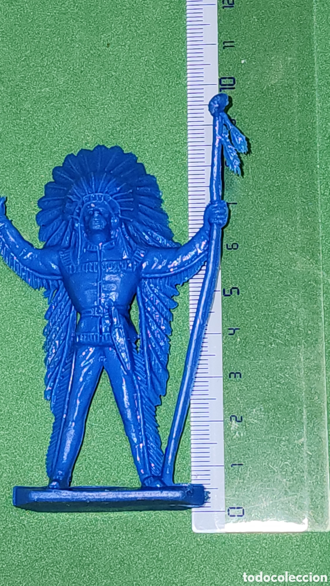 Figuras de goma y PVC: Gran Figura Indio de Pl&aacute;stico Vintage 10 cm - Jefe con Penacho y Lanza - Far West (Azul Monocromo)