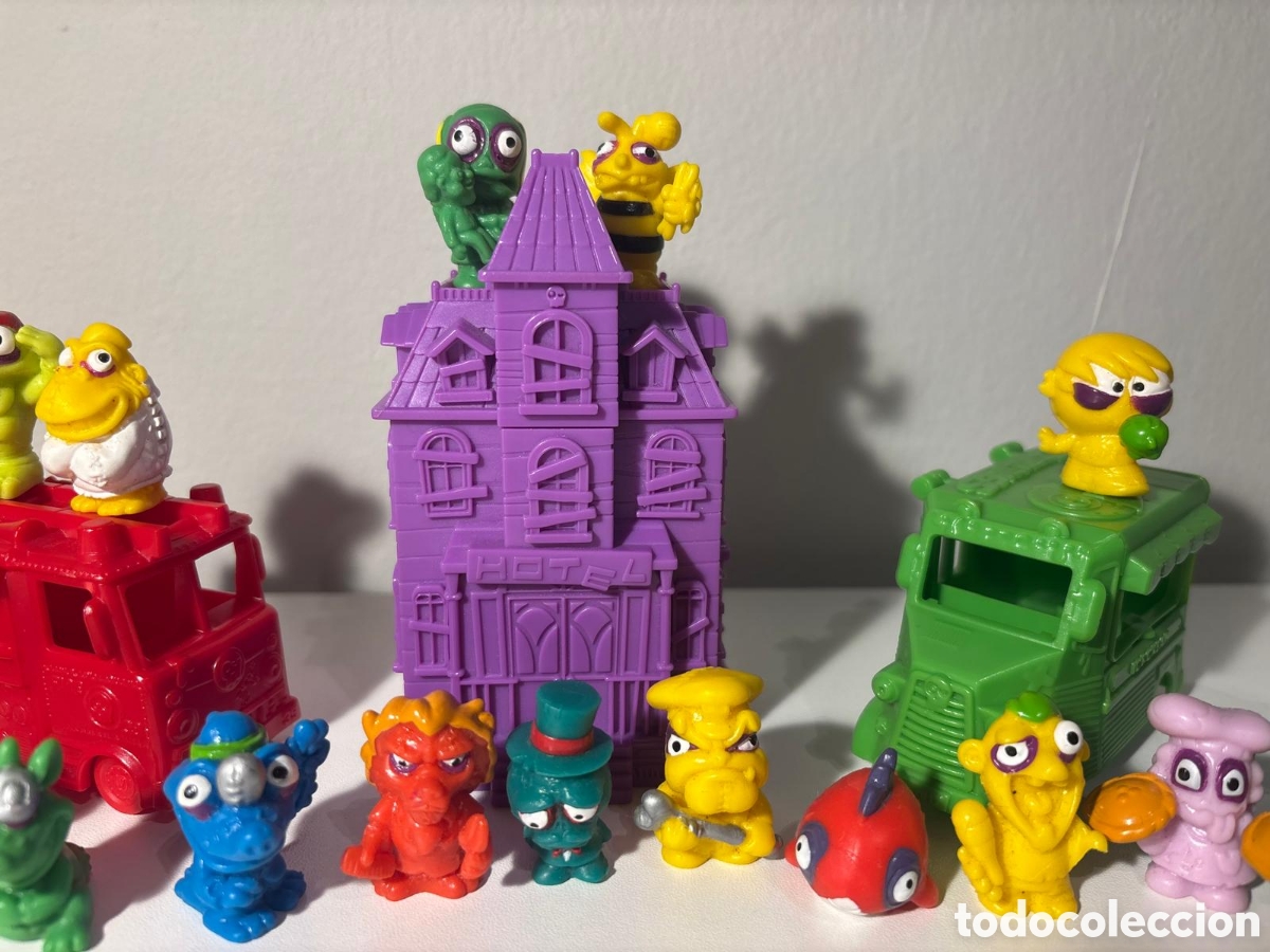 Figuras de goma y PVC: Lote de Zomblings, 28 figuras, hotel y veh&iacute;culos