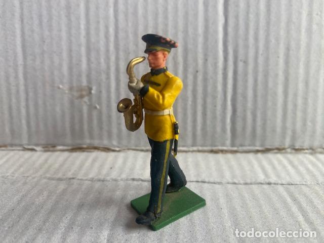 Figuras de goma y PVC: Musico Saxofonista de Banda. Britains, 5.5 cm.