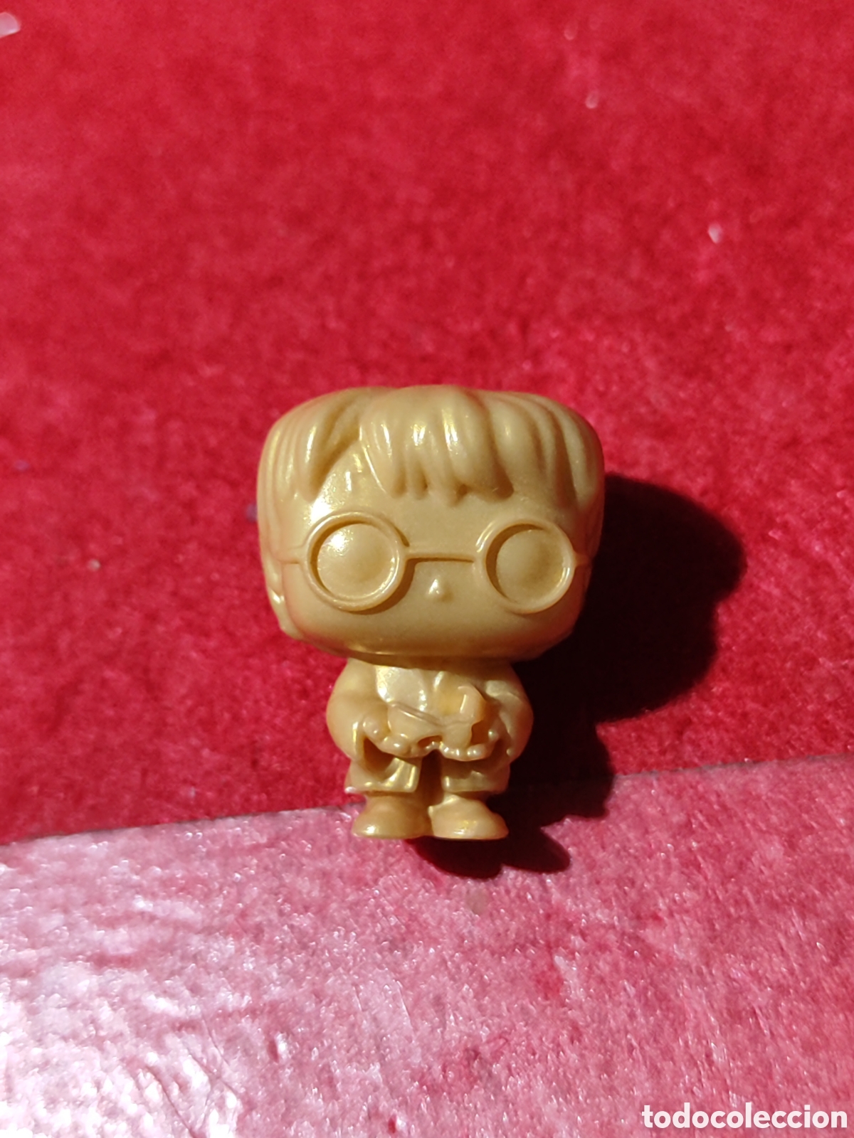 Figuras de goma Kinder: Figura mini funko Harry Potter Kinder dorado