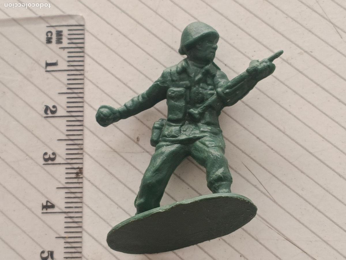 Figuras de goma y PVC: Antigua figura en pl&aacute;stico. Soldado de la II Guerra Mundial