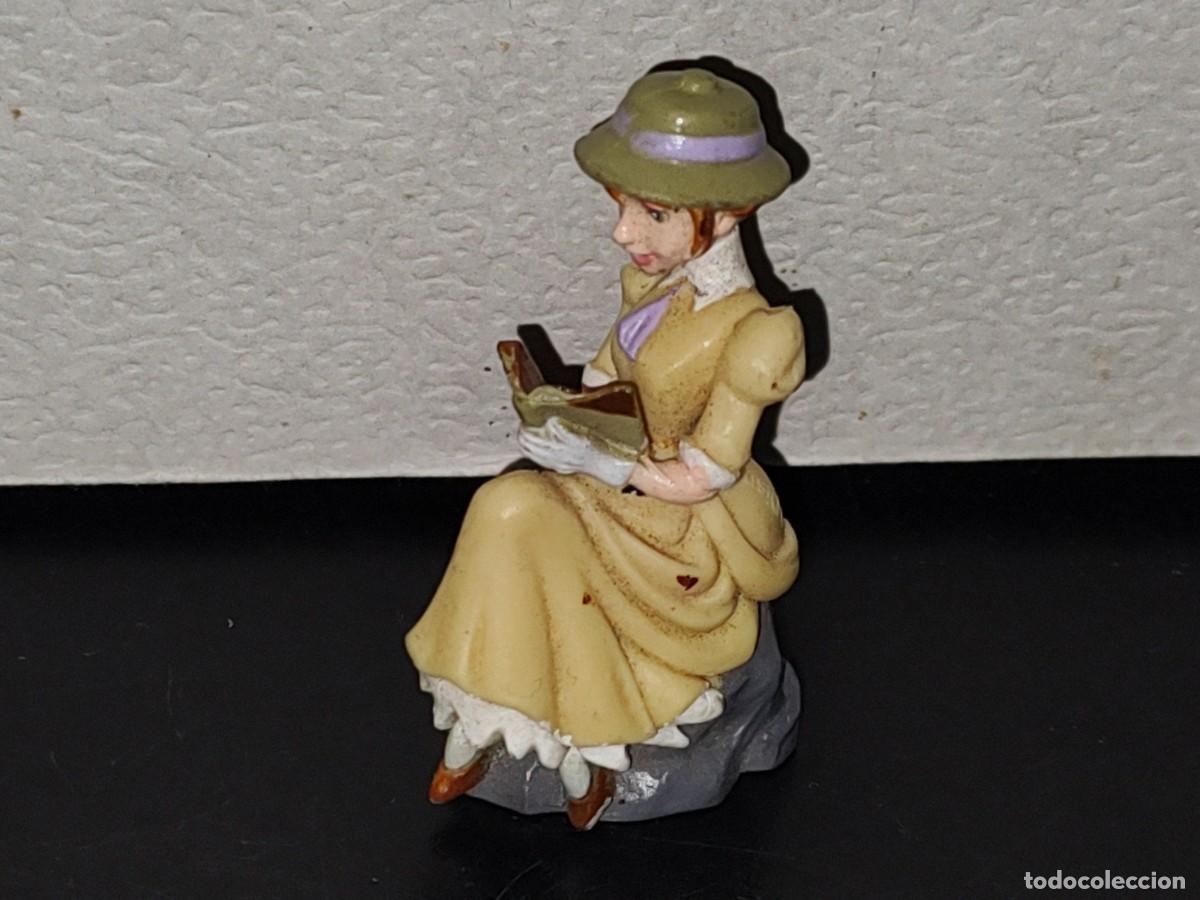Figuras de goma y PVC: A7- Figura De Tarz&aacute;n. Jane Sentada Leyendo Un Libro - 2000's