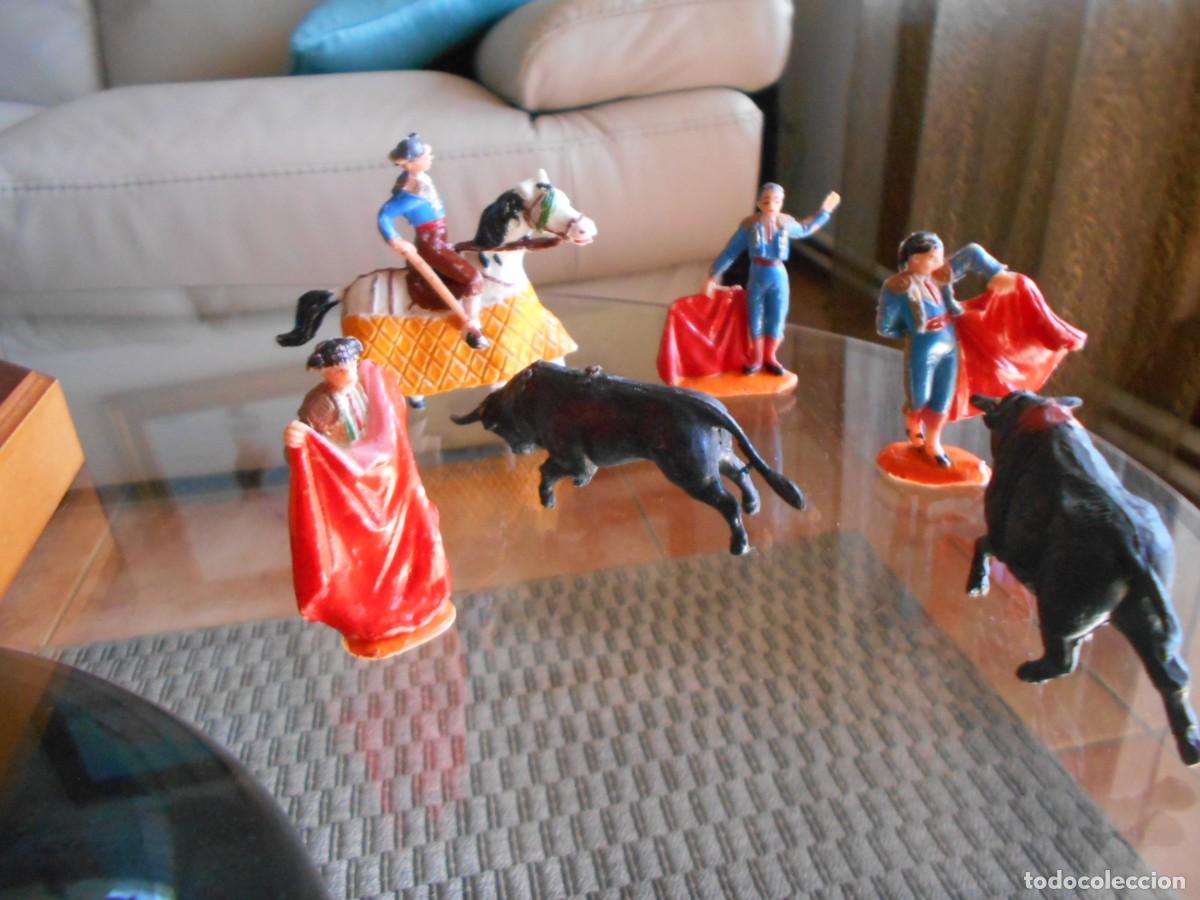 Figuras de goma y PVC: 13 soldaditos toreros de plastico